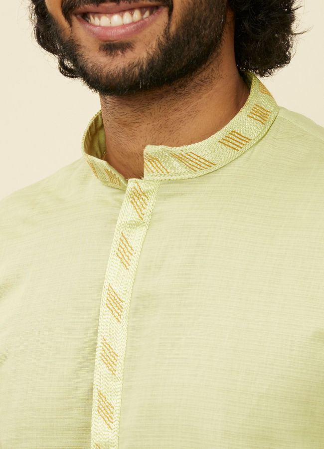 alt message - Manyavar Men Light Green Solid Kurta Set image number 2