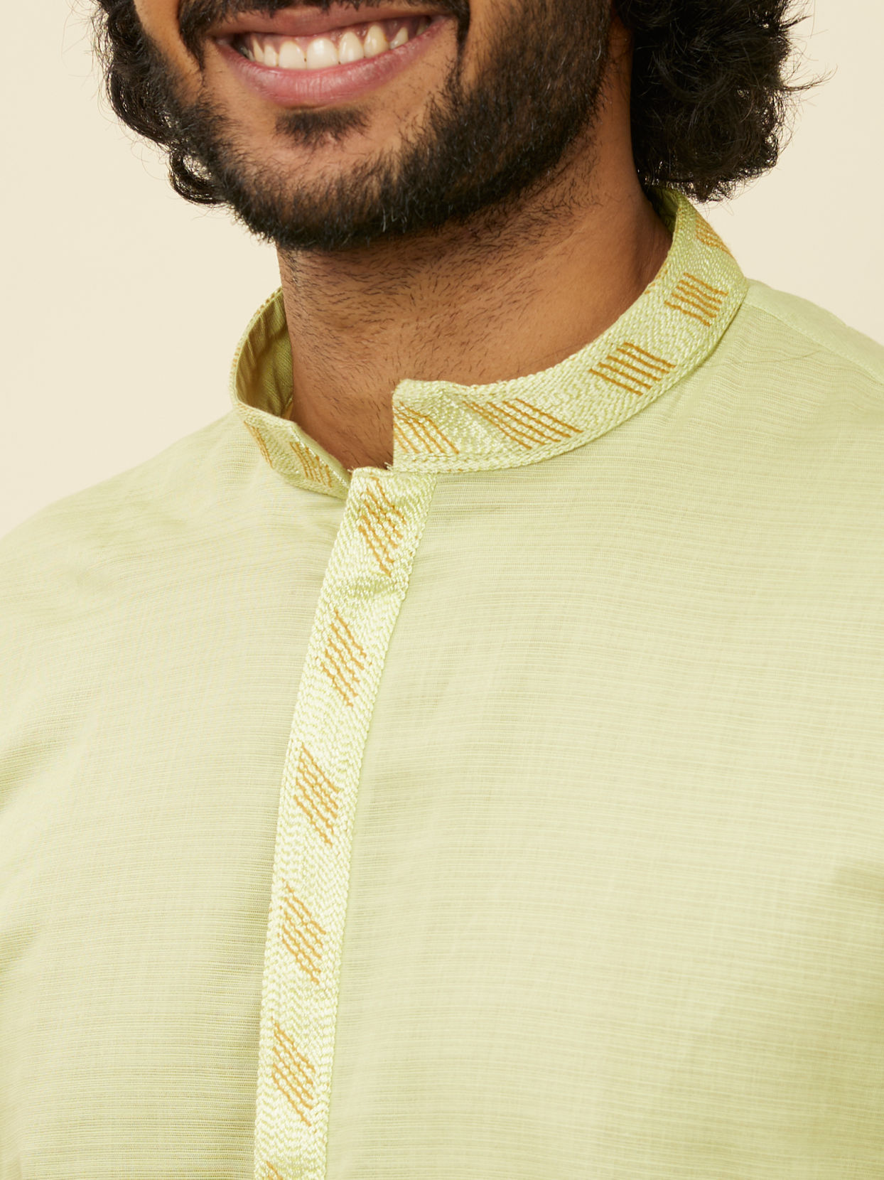 alt message - Manyavar Men Light Green Solid Kurta Set image number 2