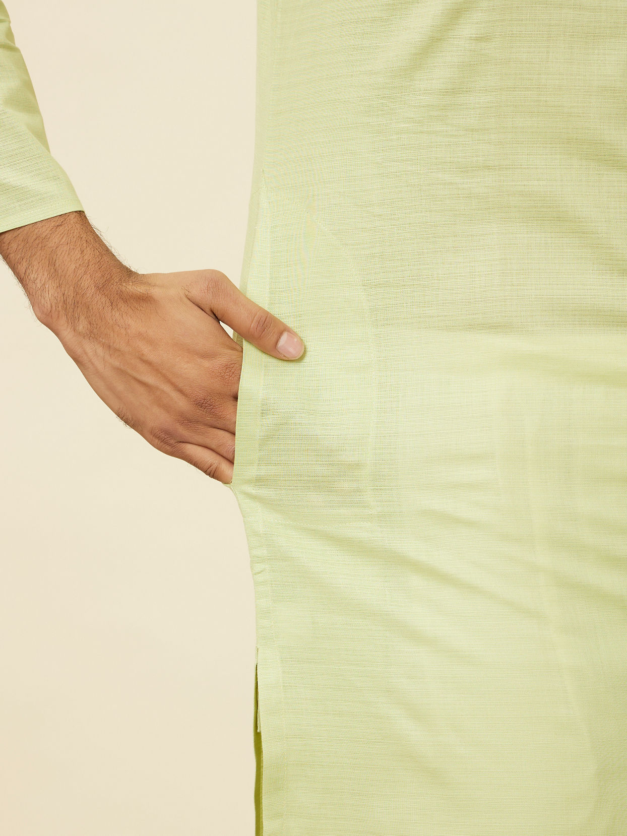 alt message - Manyavar Men Light Green Solid Kurta Set image number 5