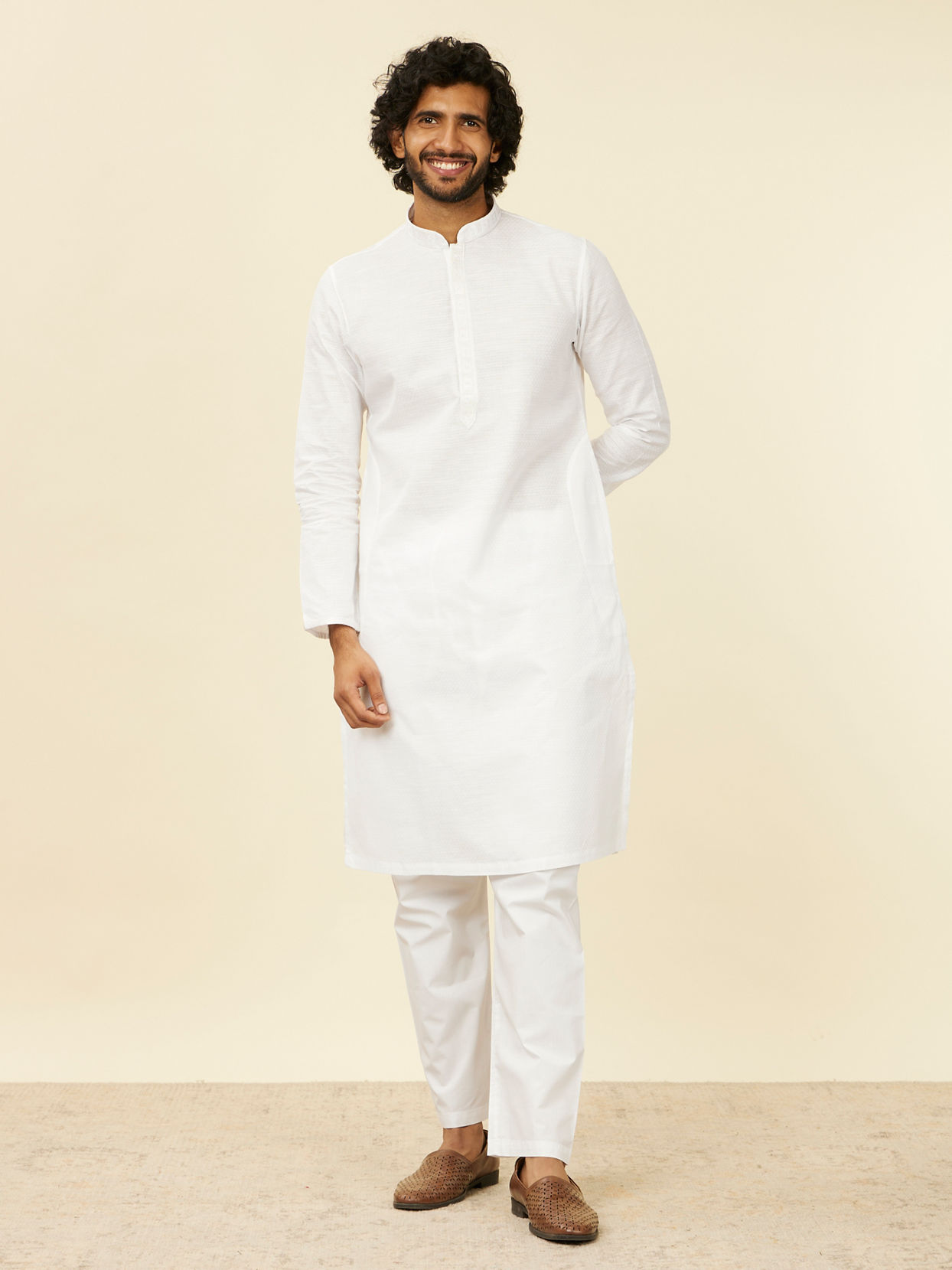 alt message - Manyavar Men Classic White Kurta Set image number 2