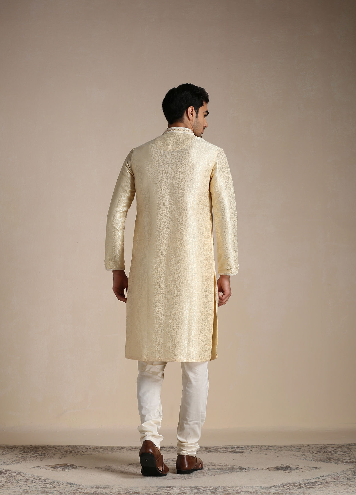 alt message - Manyavar Men Soft Beige Jacquard Patterned Kurta Set image number 4