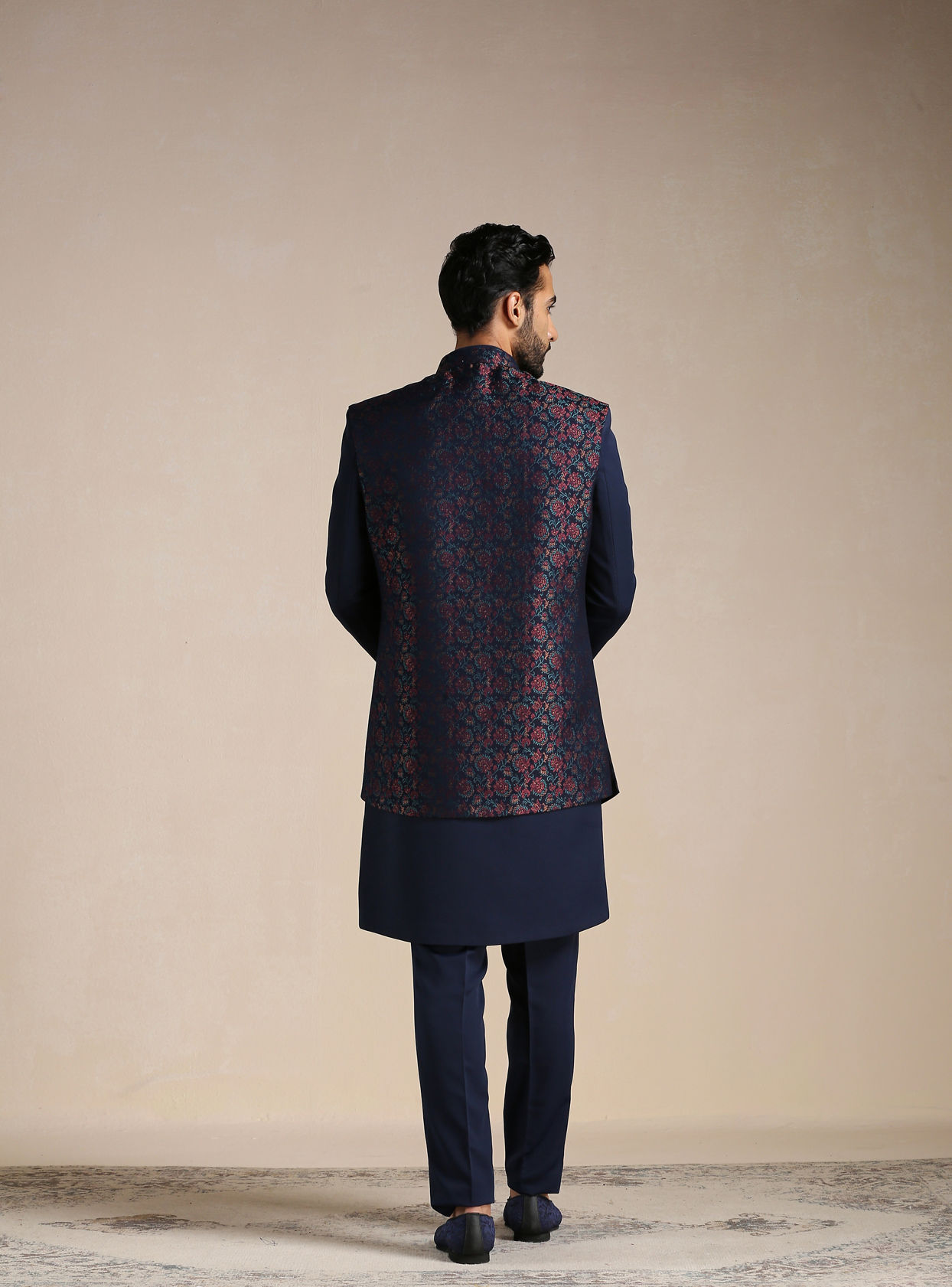 alt message - Manyavar Men Alluring Blue Indo Western Set image number 4