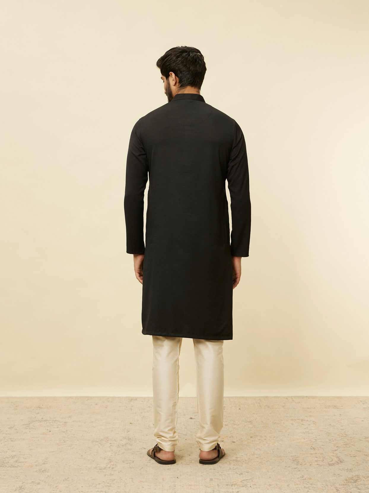 alt message - Manyavar Men Kohl Black Classic Kurta image number 3