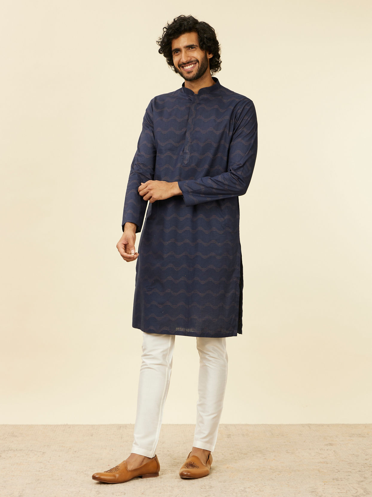 alt message - Manyavar Men Dark Blue Wave Print Kurta image number 2