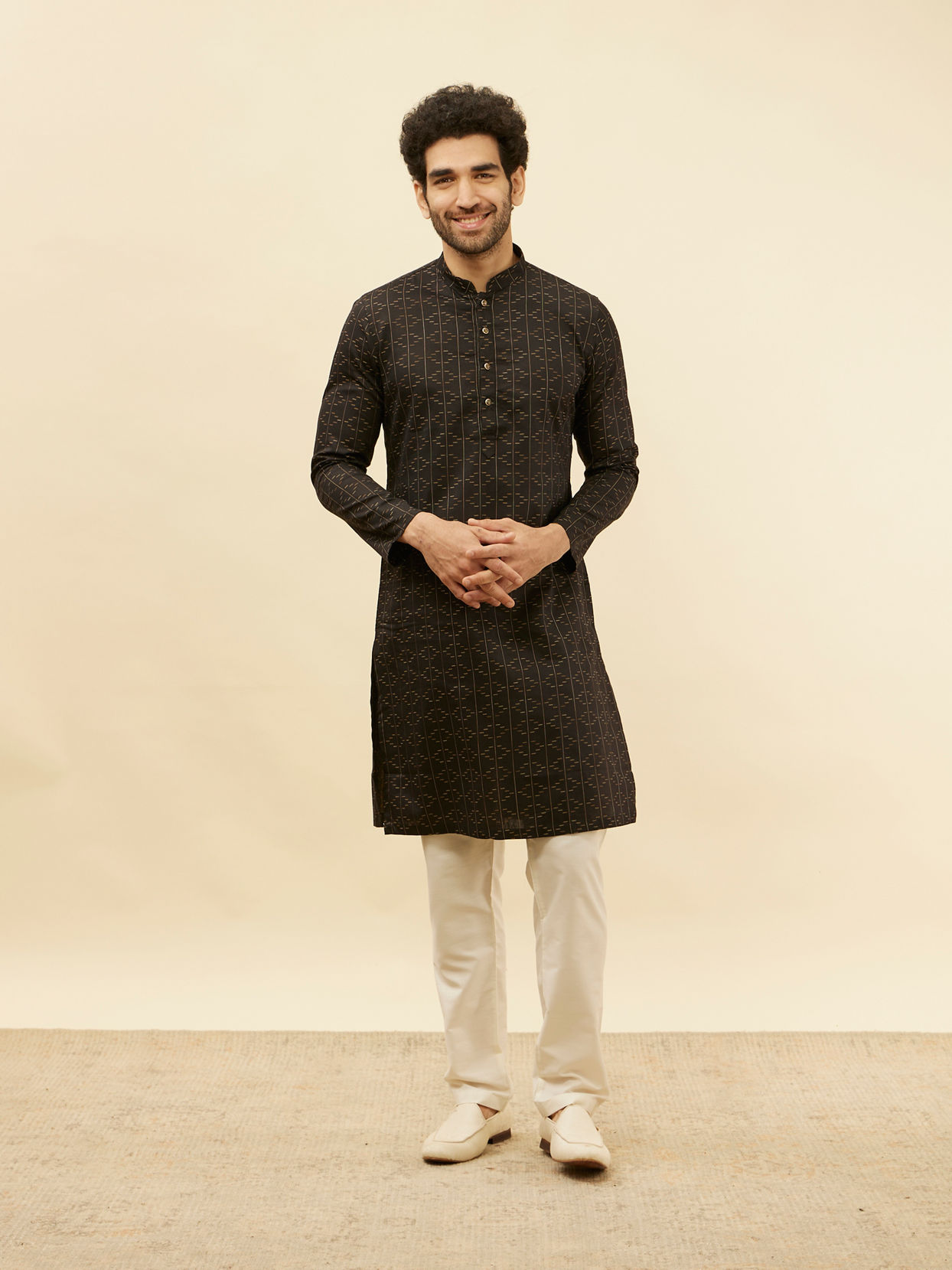 alt message - Manyavar Men Coal Black Linear Printed Kurta image number 2