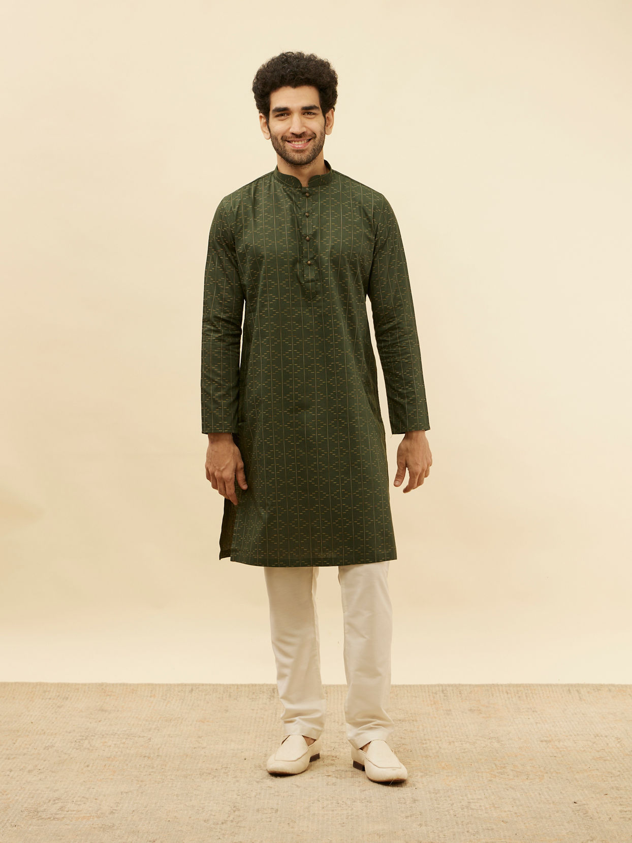 alt message - Manyavar Men Dark Green Linear Printed Kurta image number 2