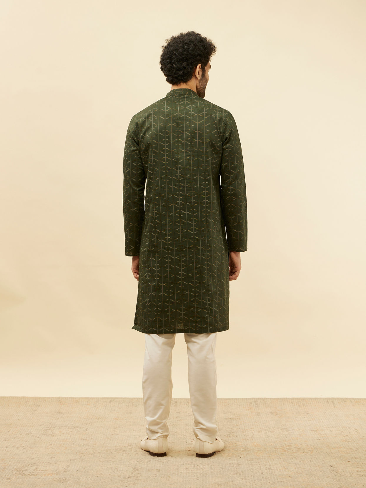 alt message - Manyavar Men Dark Green Linear Printed Kurta image number 4