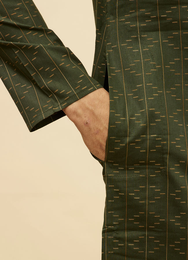 alt message - Manyavar Men Dark Green Linear Printed Kurta image number 3