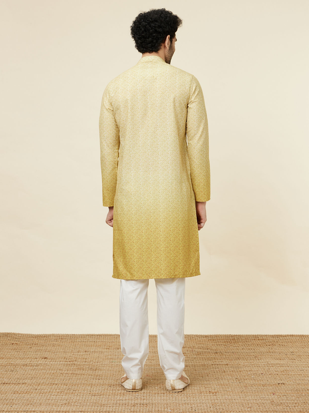 alt message - Manyavar Men Yellow Green Trellis Patterned Ombre Dyed Kurta image number 4