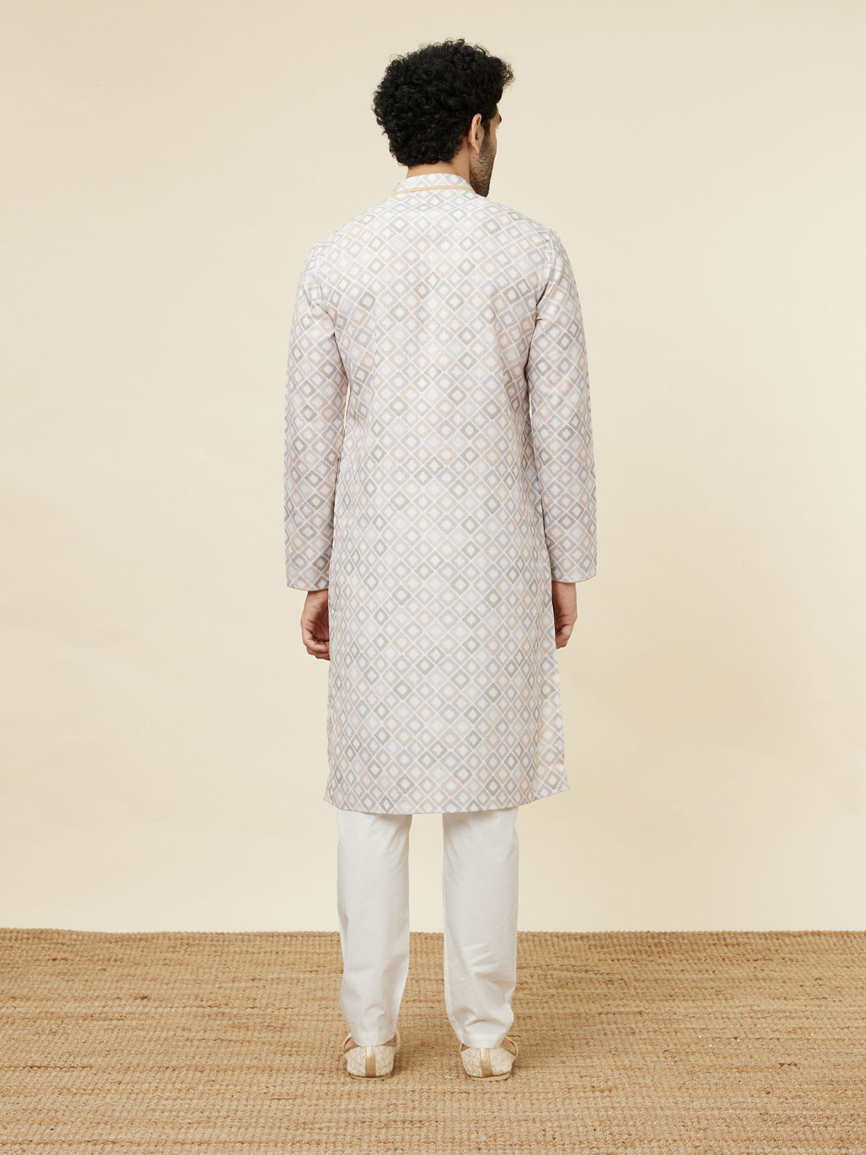 alt message - Manyavar Men Ivory Cream Geometric Patterned Kurta image number 4