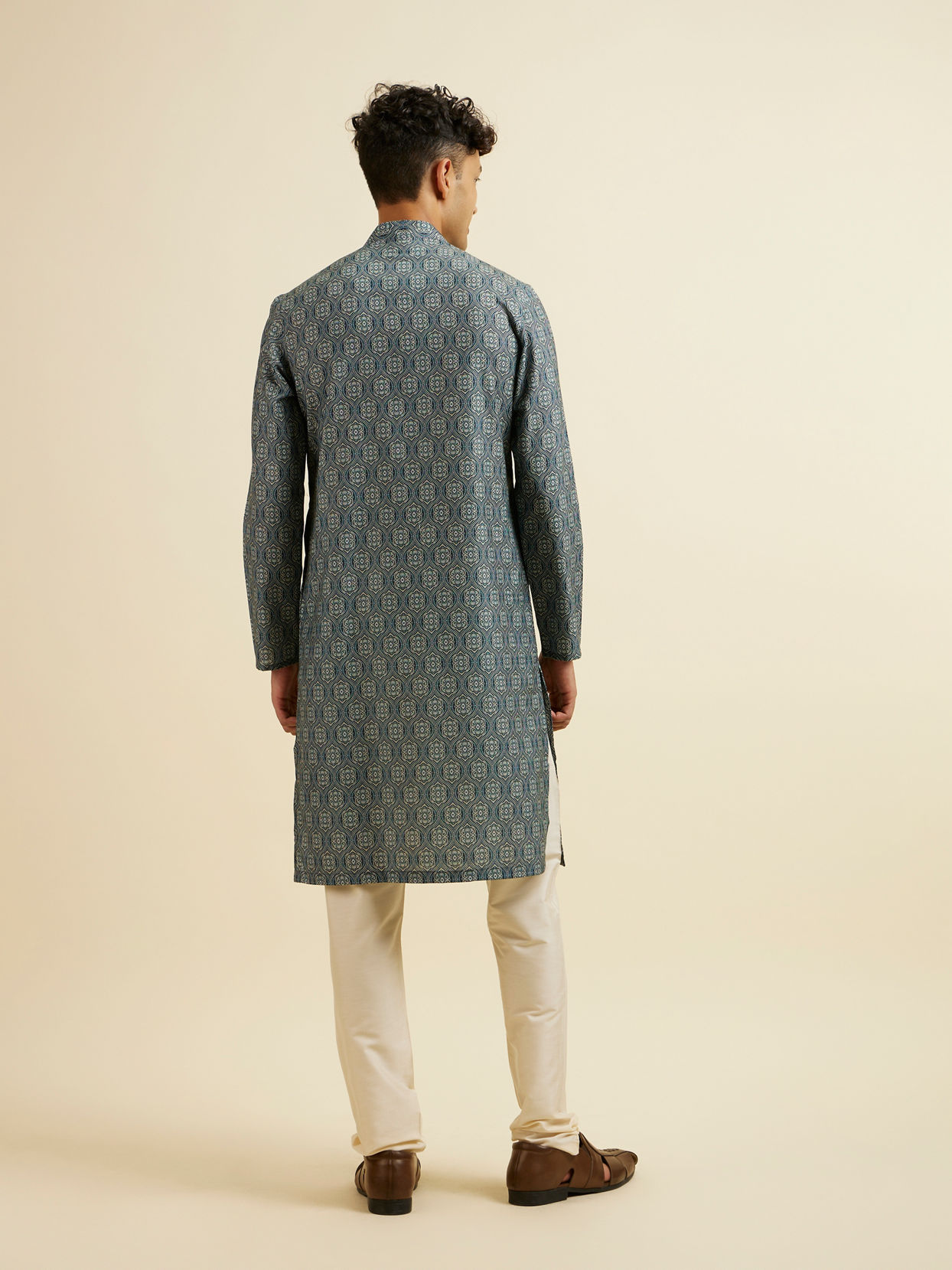 alt message - Manyavar Men Dark Green Ogee Patterned Kurta image number 4