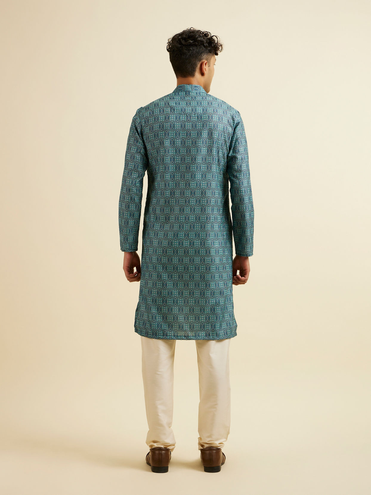 alt message - Manyavar Men Teal Green Ogee Patterned Kurta image number 4