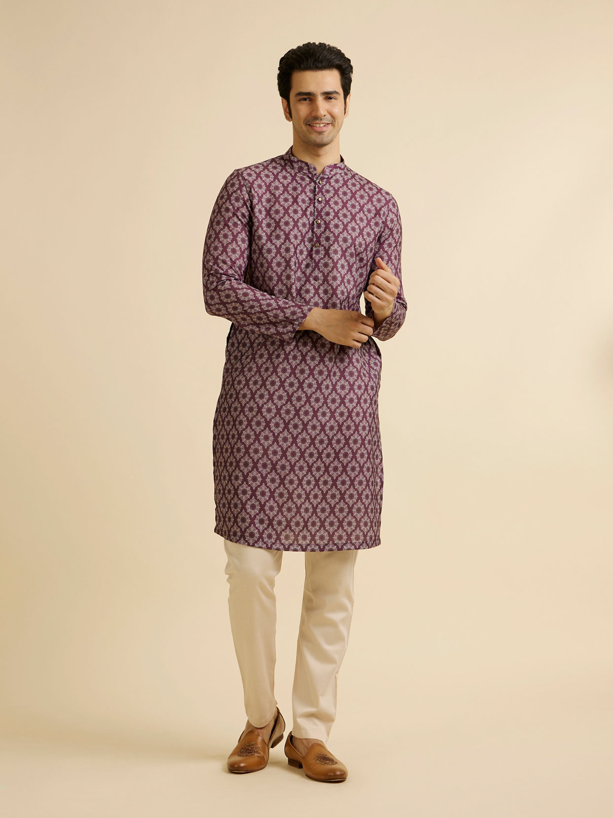 alt message - Manyavar Men Wine Jaal and Medallion Patterned Kurta image number 2