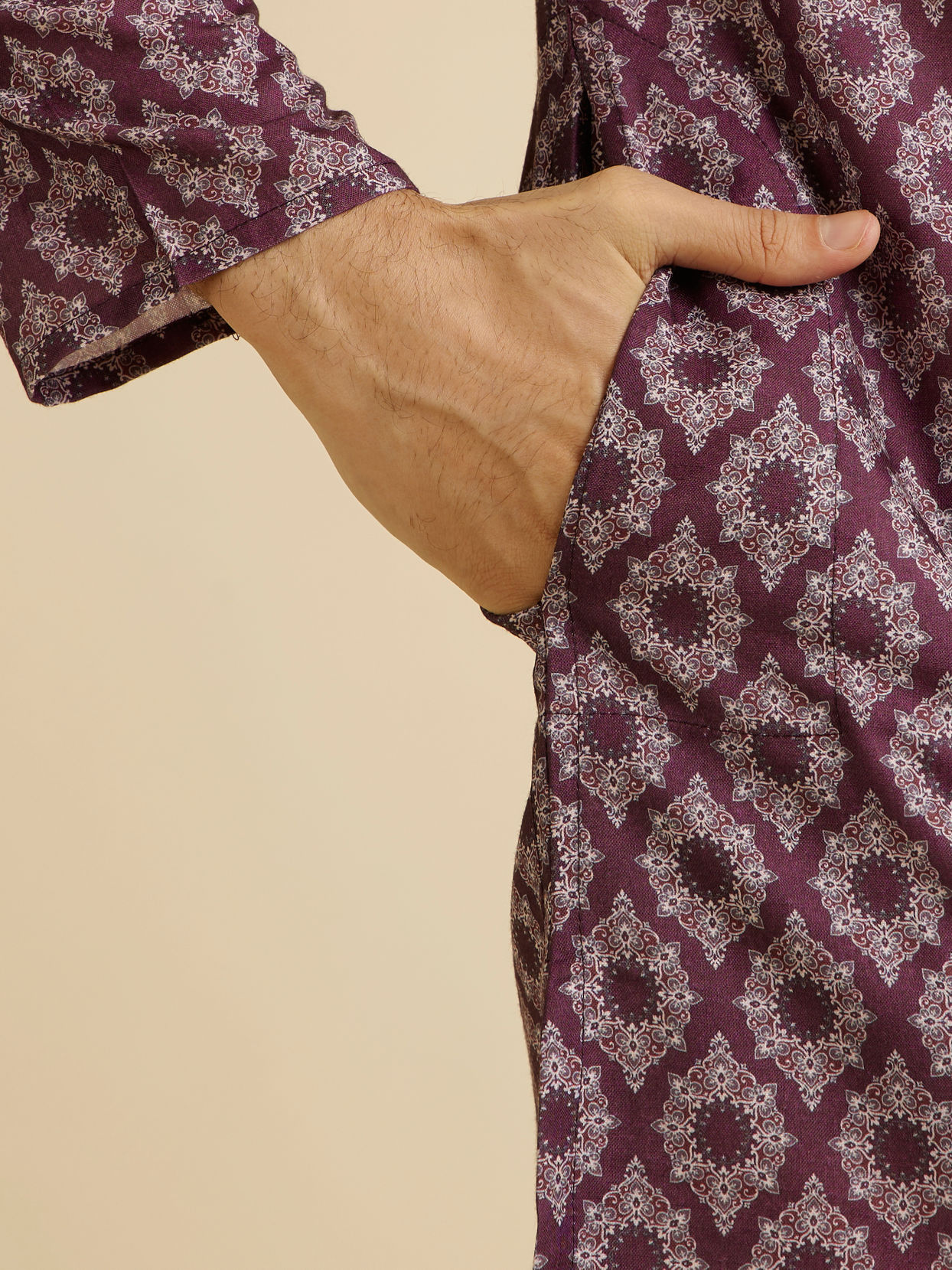 alt message - Manyavar Men Wine Jaal and Medallion Patterned Kurta image number 3