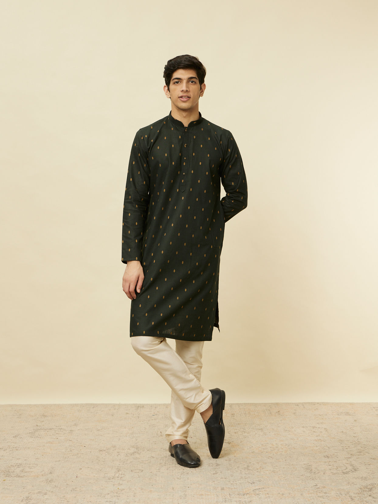 alt message - Manyavar Men Timber Green Buta Printed Kurta image number 2