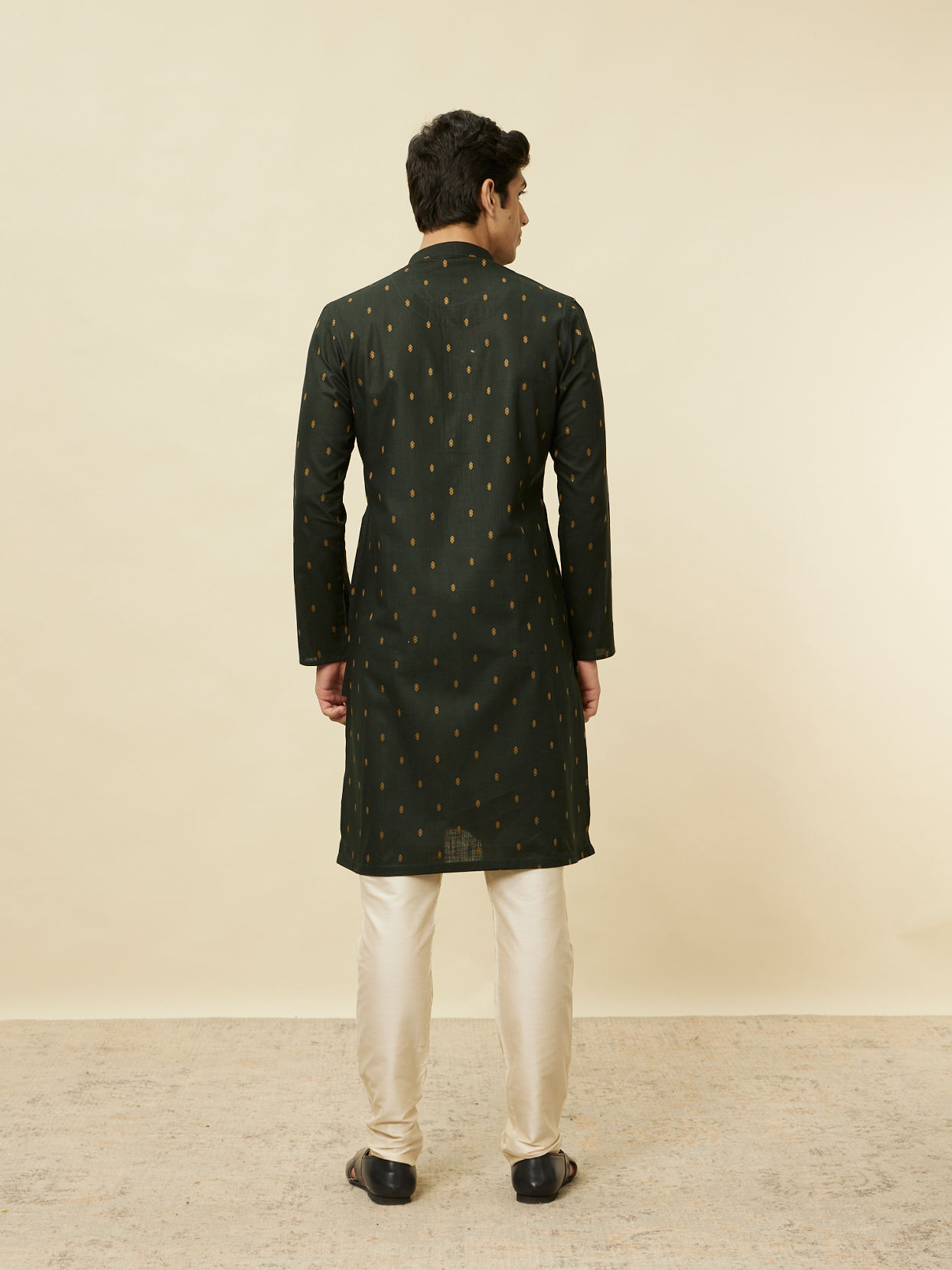 alt message - Manyavar Men Timber Green Buta Printed Kurta image number 4