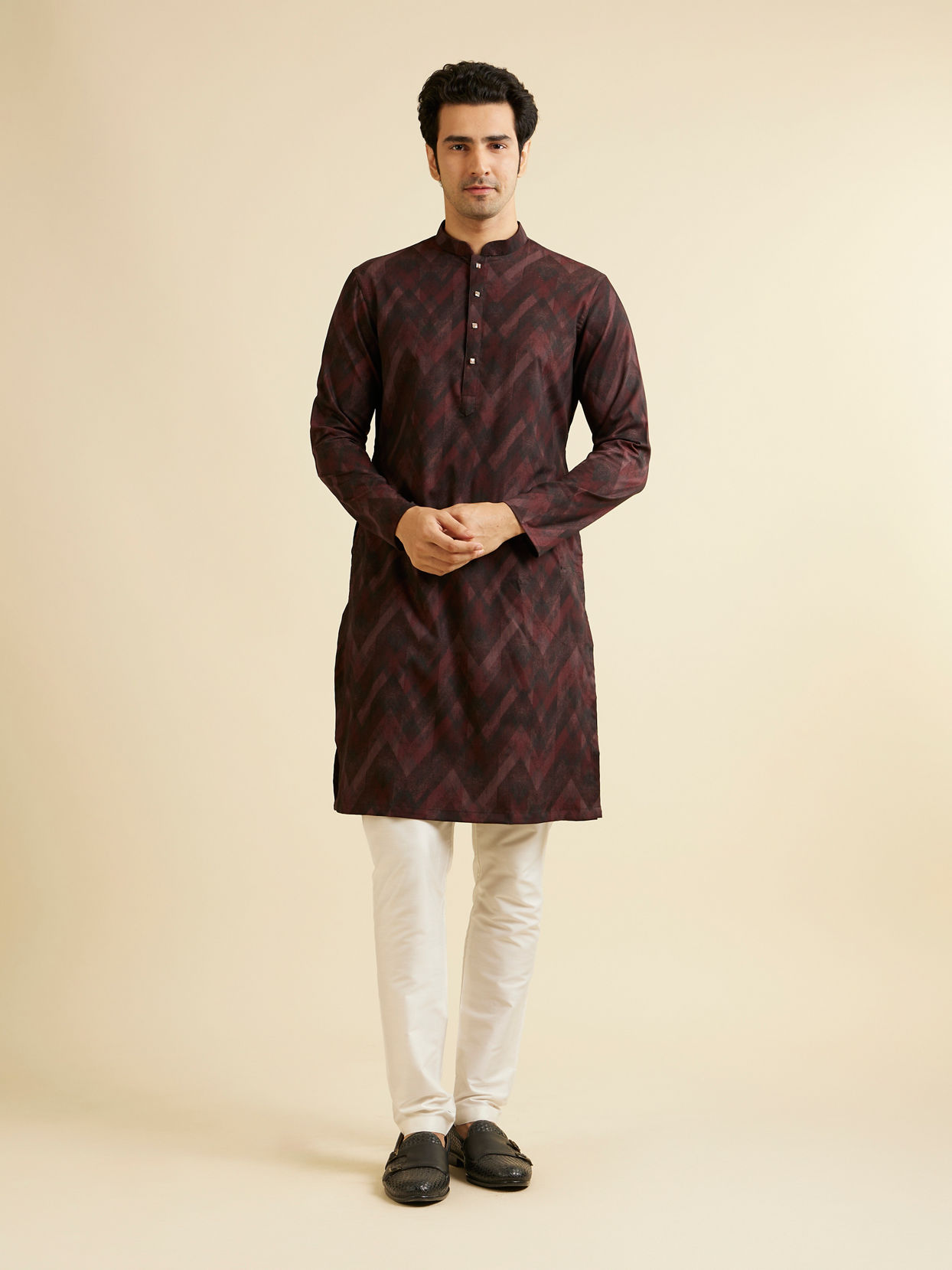 alt message - Manyavar Men Dark Maroon Chevron Patterned Kurta image number 2