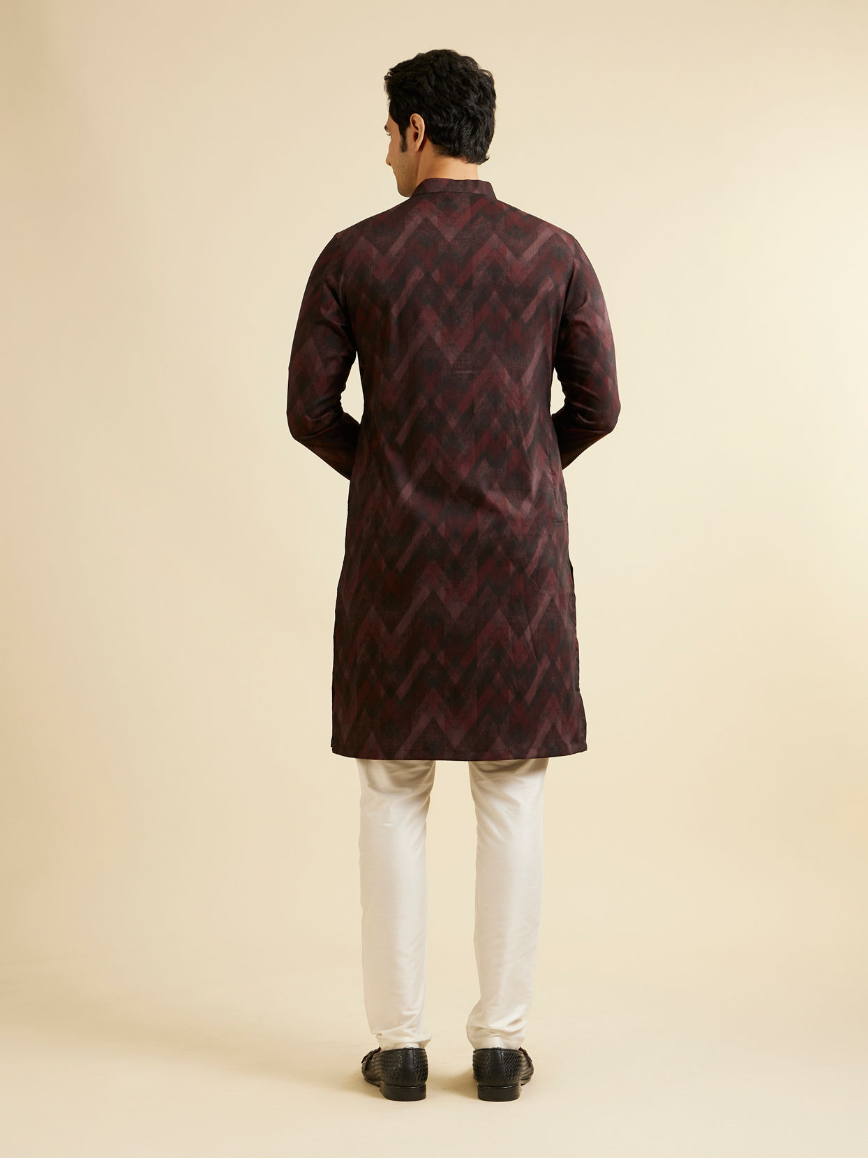 alt message - Manyavar Men Dark Maroon Chevron Patterned Kurta image number 4