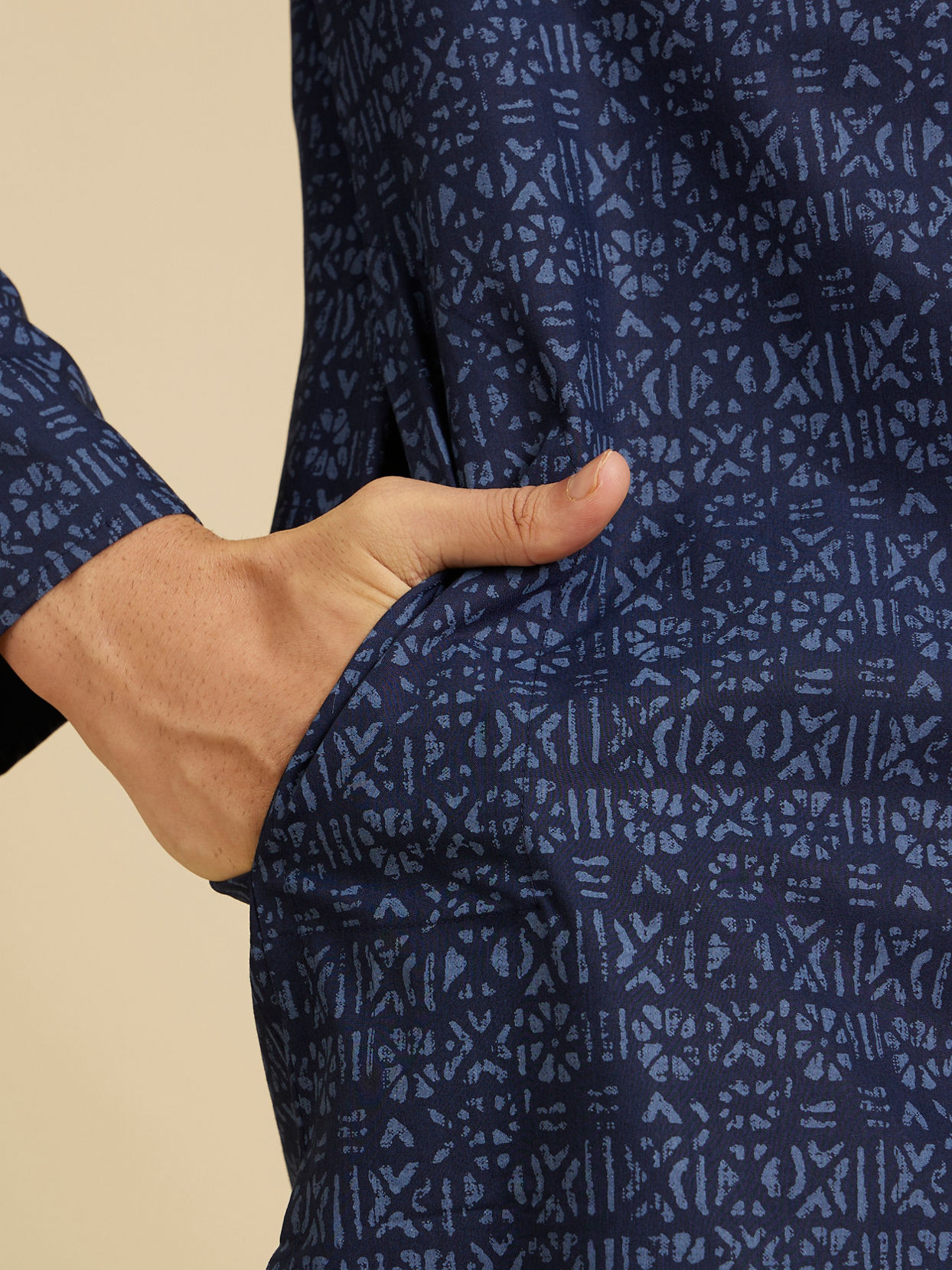 Manyavar Men Navy Blue Aztec Printed Kurta image number 3