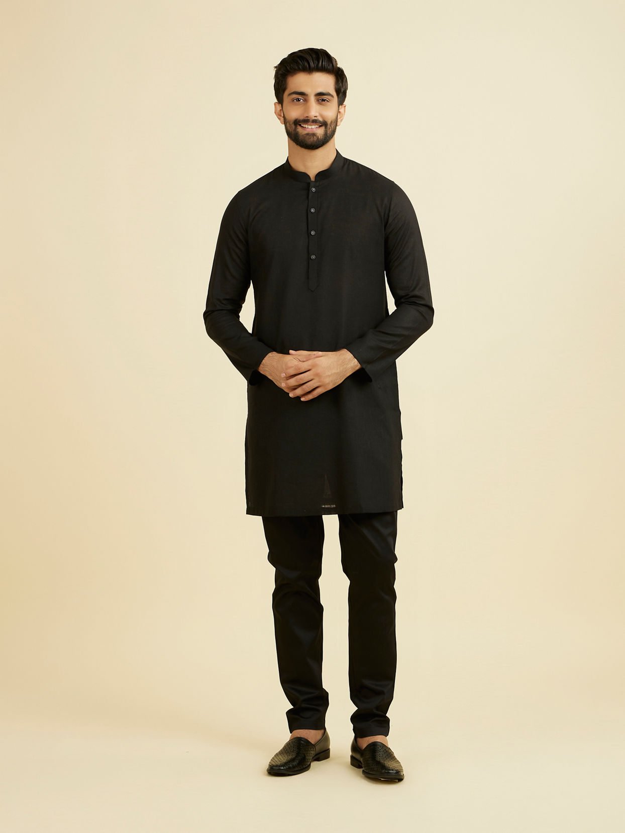 Manyavar Men Elegant Black Linen Kurta
