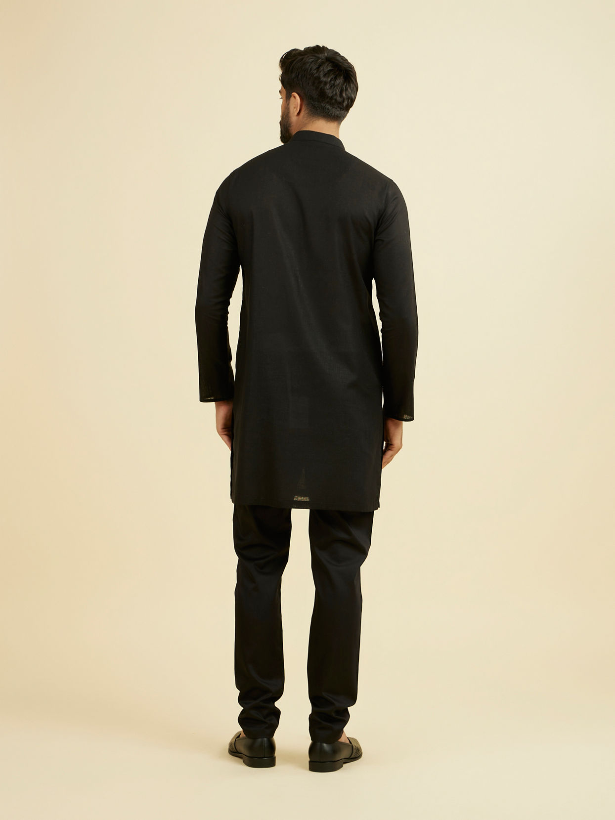Manyavar Men Elegant Black Linen Kurta