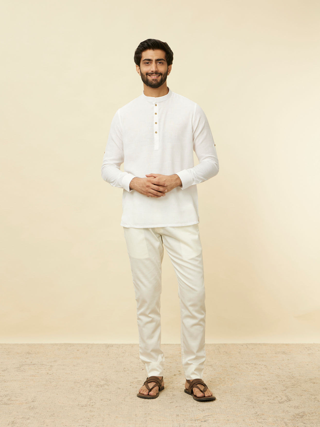 alt message - Manyavar Men Whisper White Classic Short Kurta image number 2