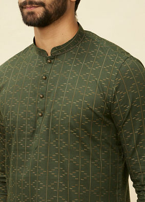 alt message - Manyavar Men Kale Green Linear Patterned Short Kurta image number 1