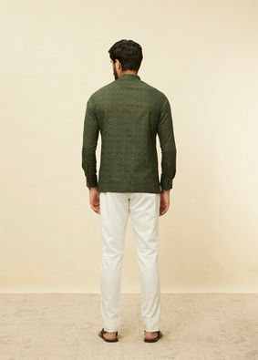 alt message - Manyavar Men Kale Green Linear Patterned Short Kurta image number 3