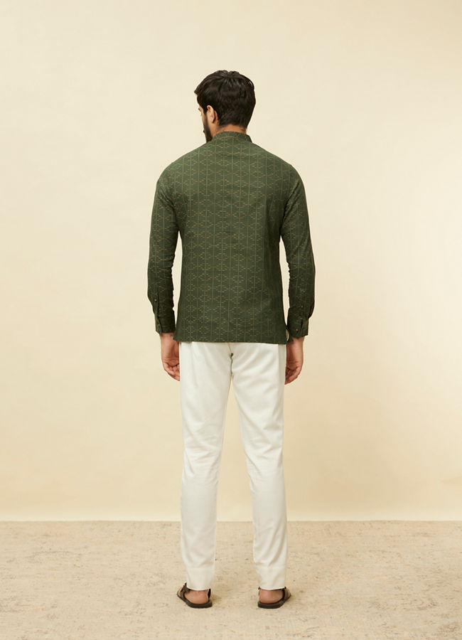 alt message - Manyavar Men Kale Green Linear Patterned Short Kurta image number 3