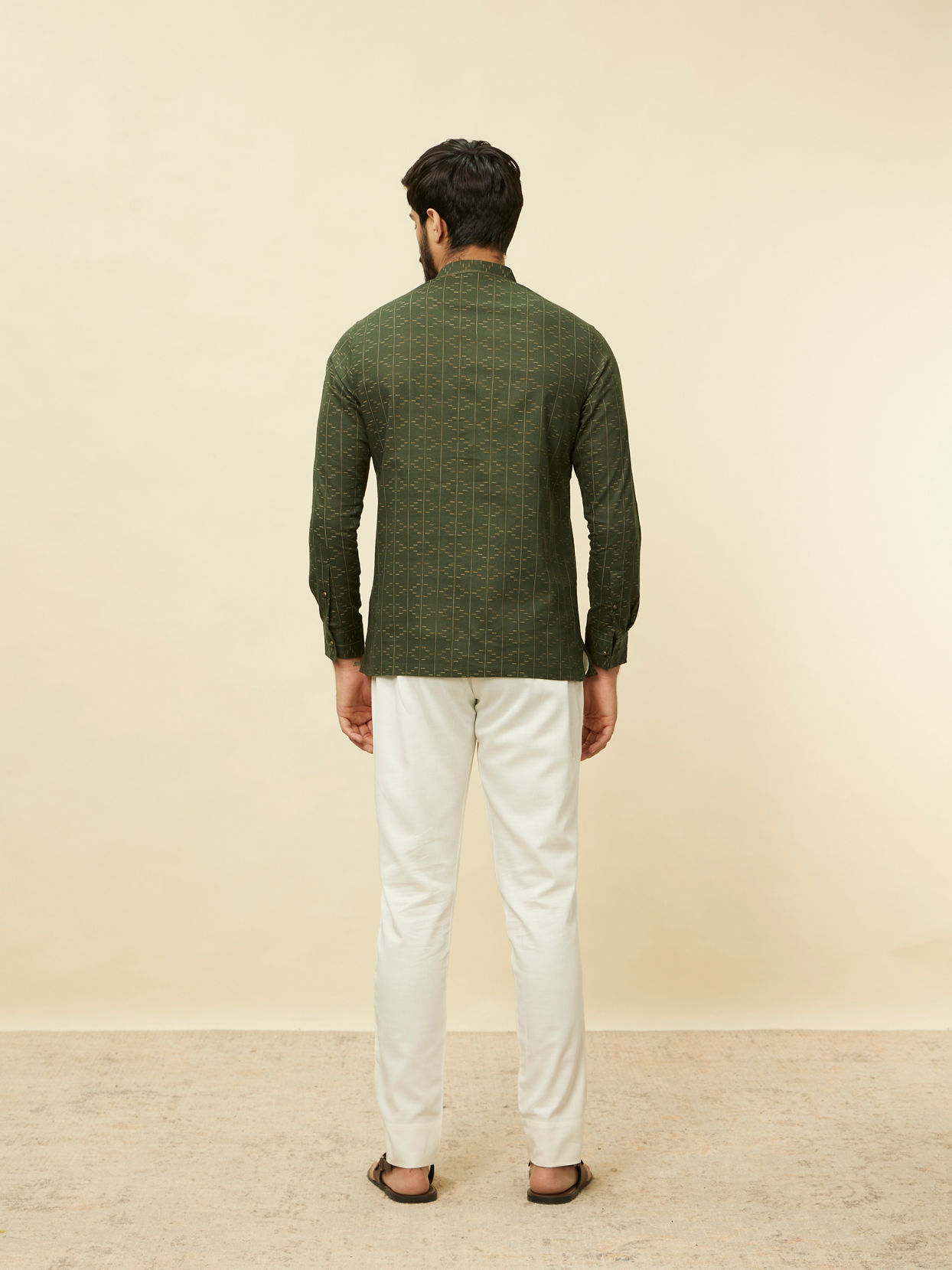 alt message - Manyavar Men Kale Green Linear Patterned Short Kurta image number 3