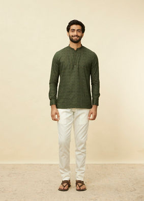 alt message - Manyavar Men Kale Green Linear Patterned Short Kurta image number 2