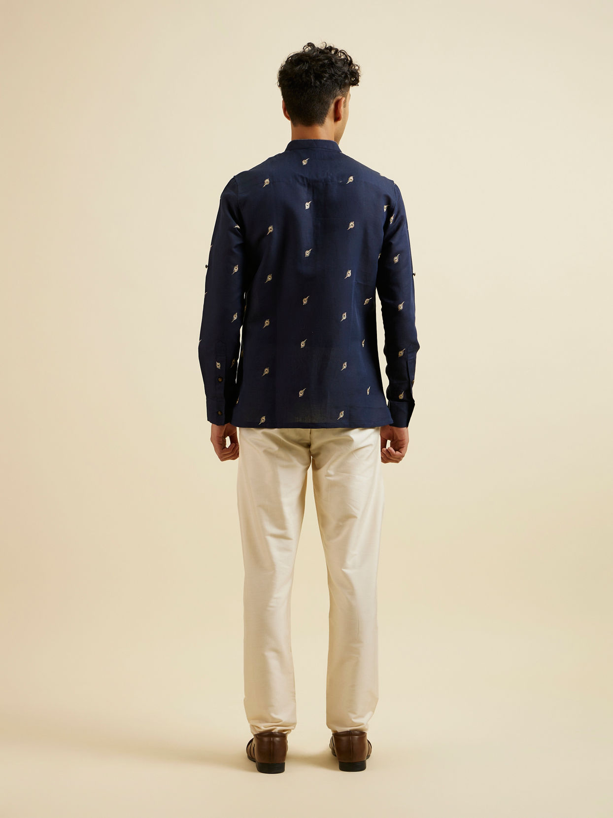 alt message - Manyavar Men Dark Blue Embroidered Short Kurta image number 3