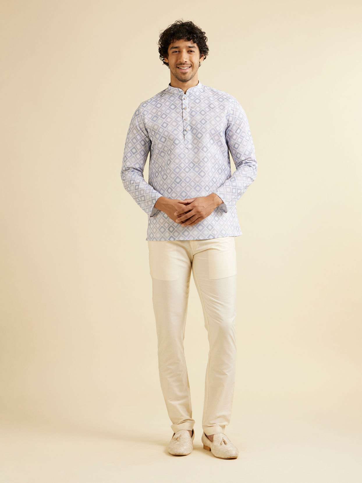 alt message - Manyavar Men Light Grey Grid Patterned Short Kurta image number 2