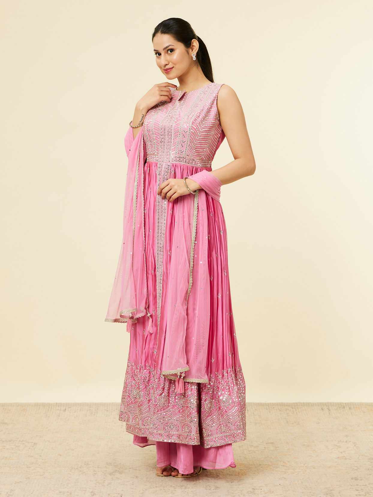 alt message - Mohey Women Pink Sequinned Palazzo Suit image number 3