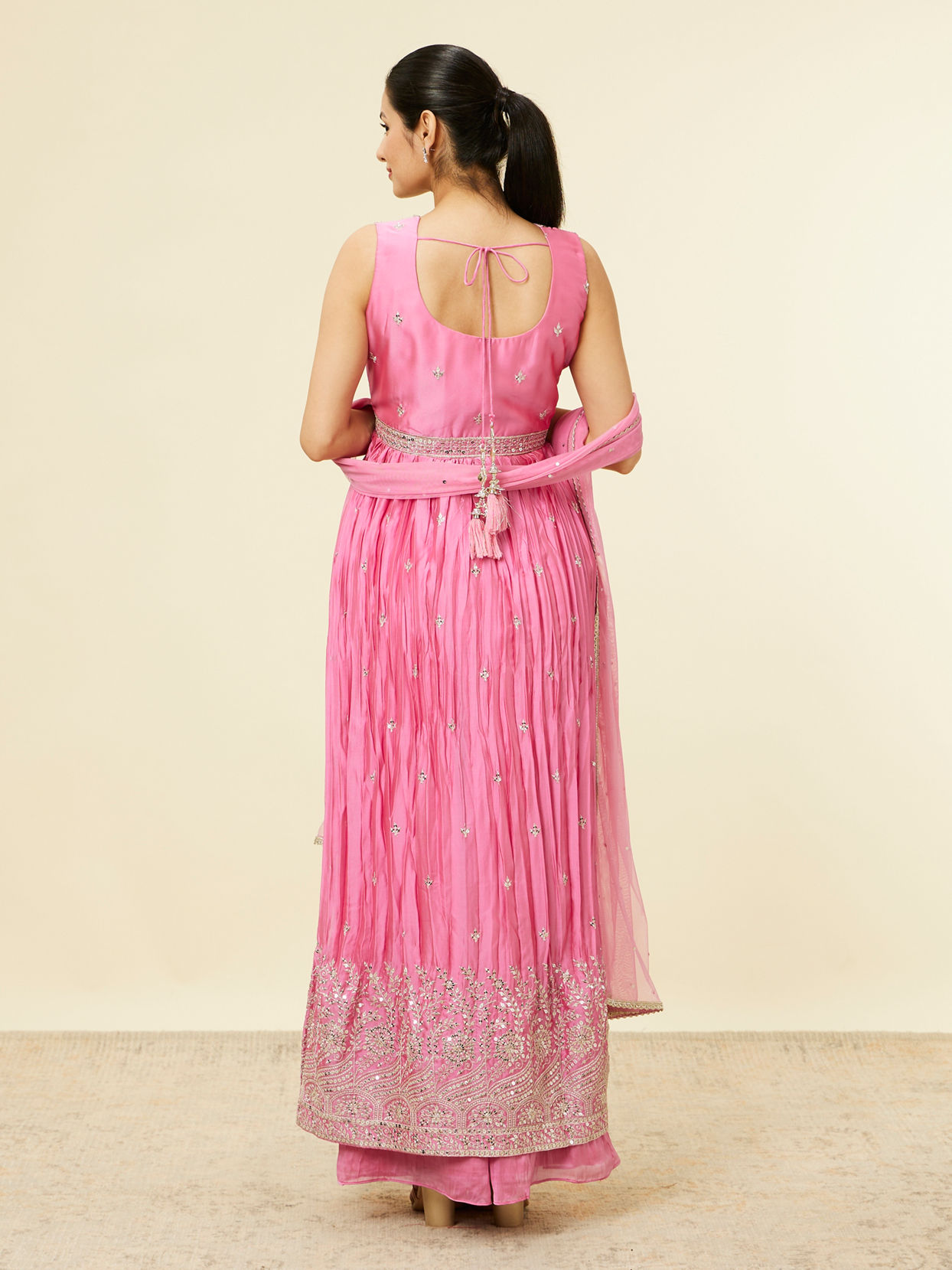 alt message - Mohey Women Pink Sequinned Palazzo Suit image number 4