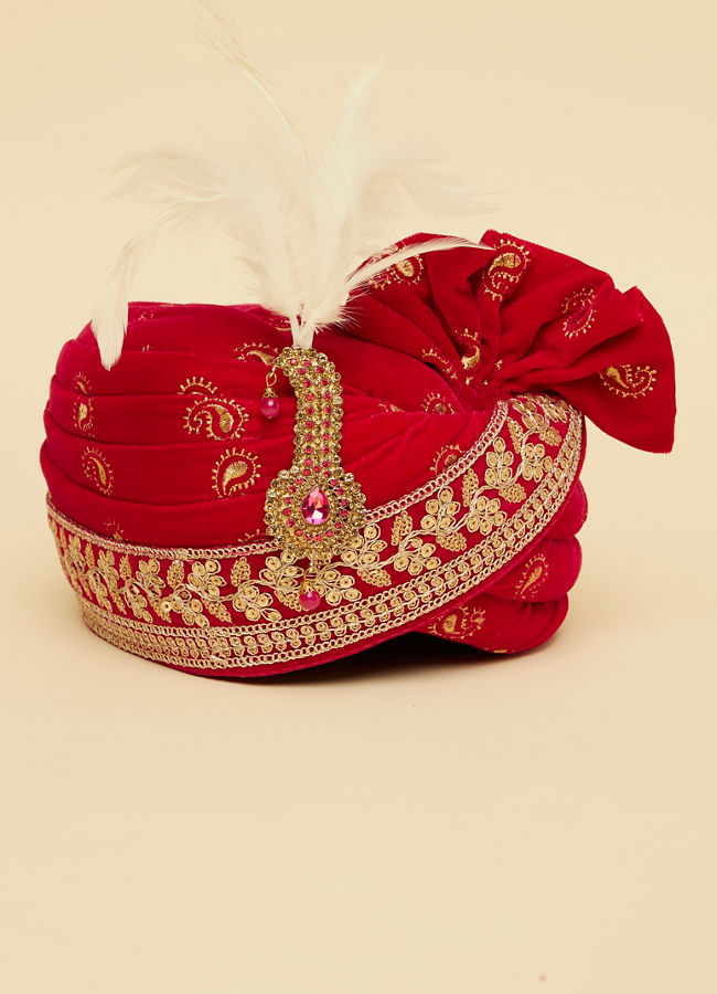 Red And Gold Brooch And Feather Detailed Safa image number 0