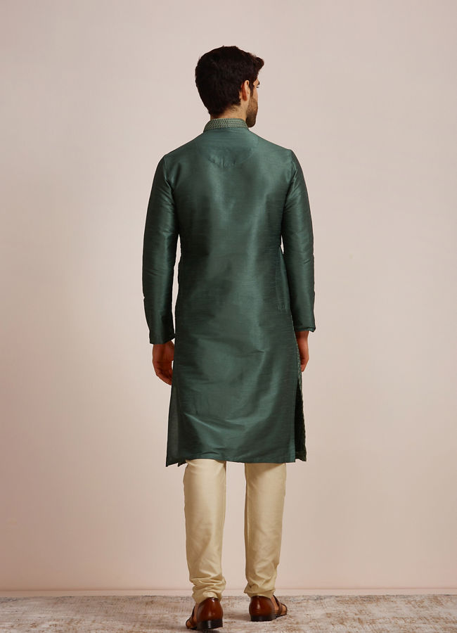 alt message - Manyavar Men Bottle Green Kurta Set  image number 4