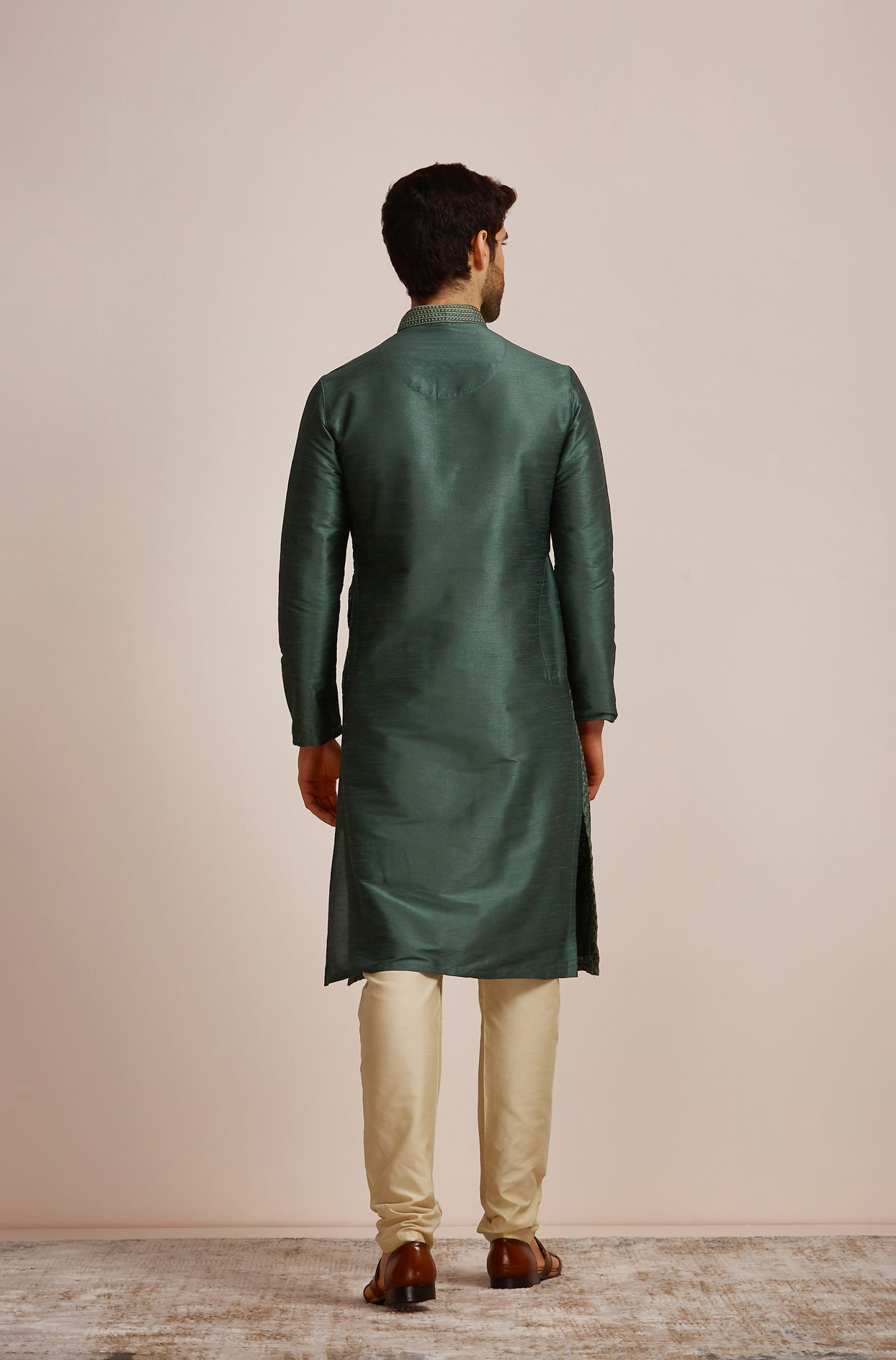 alt message - Manyavar Men Bottle Green Kurta Set  image number 4