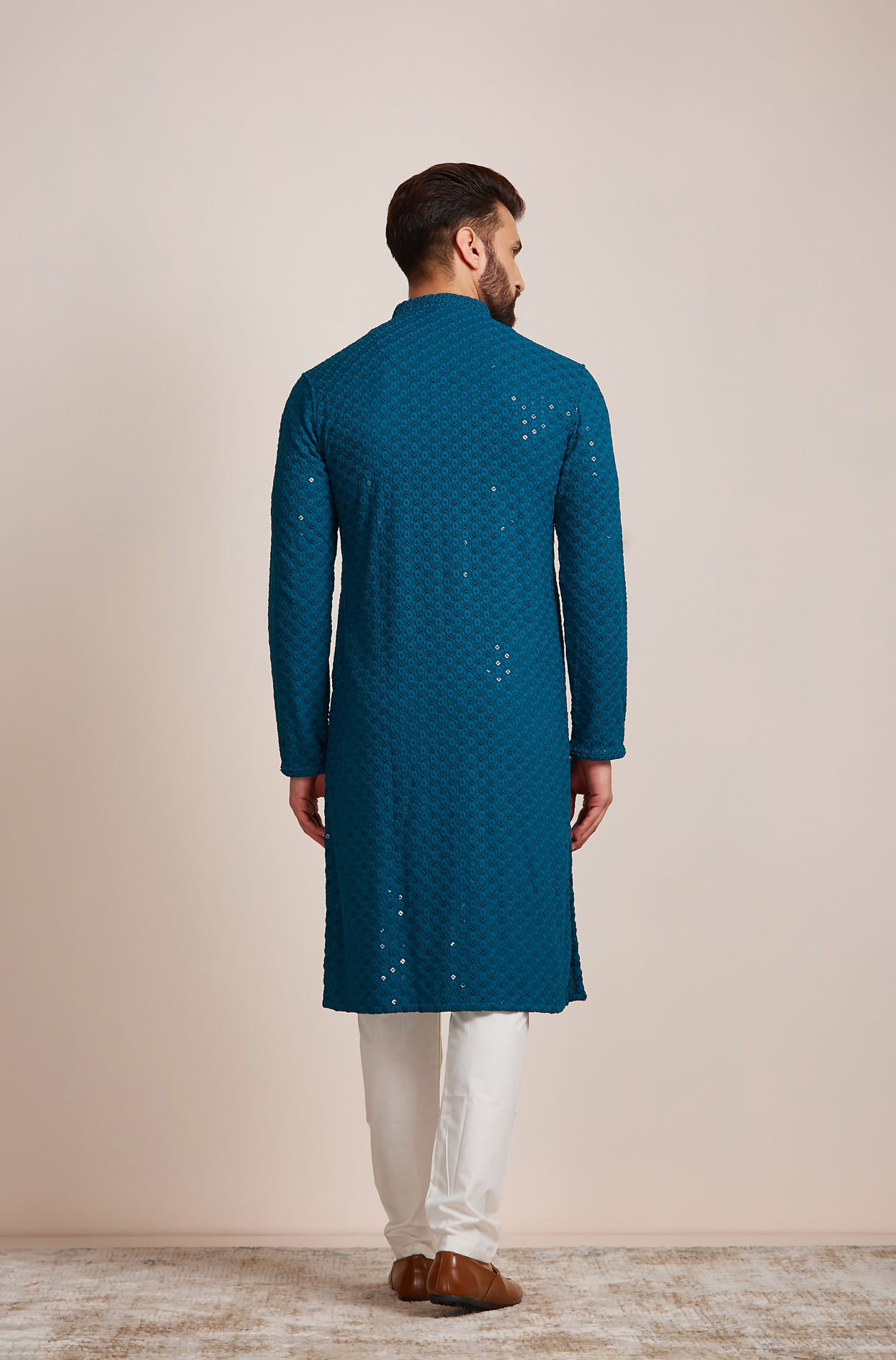 alt message - Manyavar Men Feroze Blue Chikankari Kurta Set image number 4