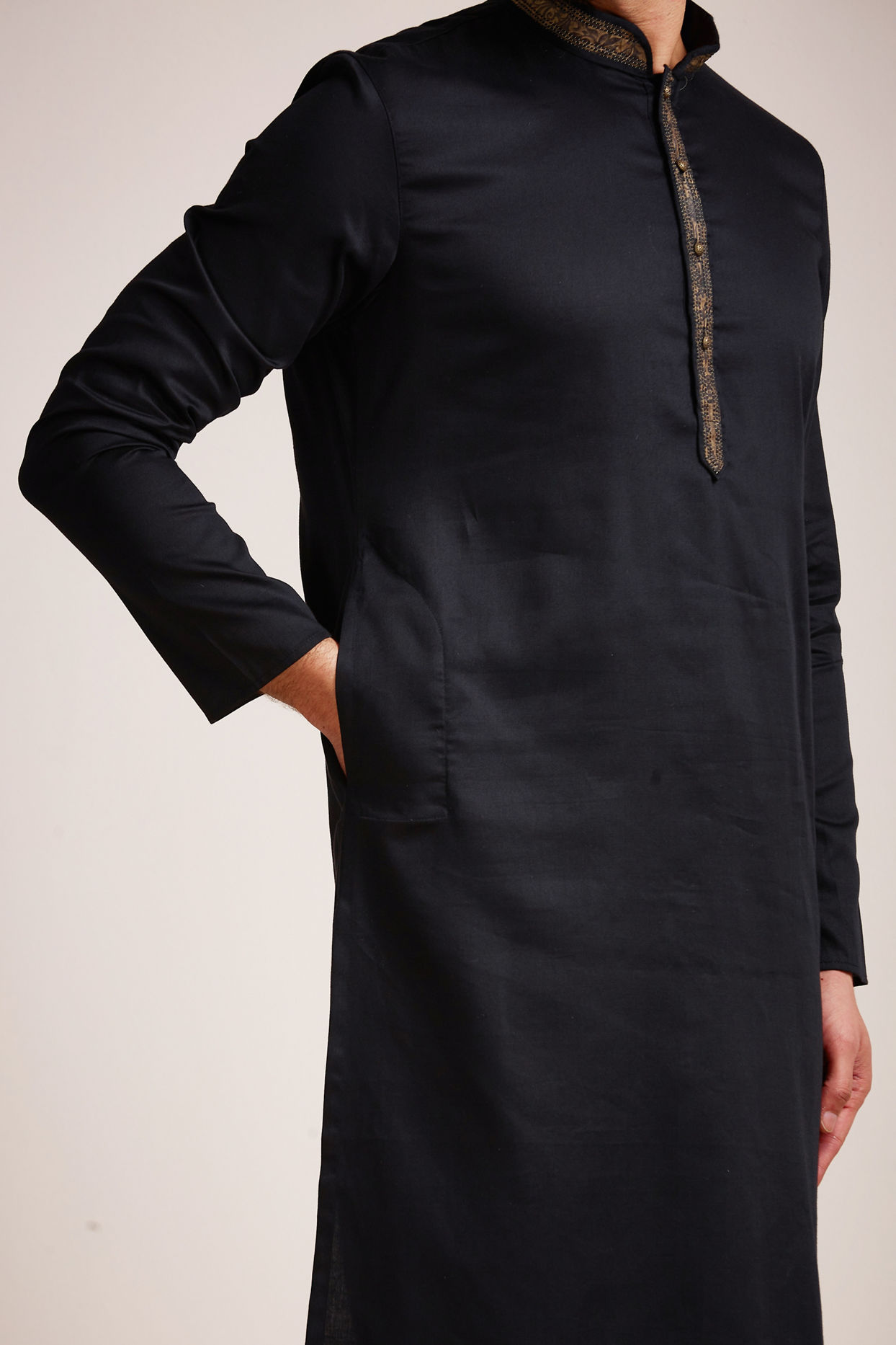 alt message - Manyavar Men Midnight Black Kurta Set image number 2