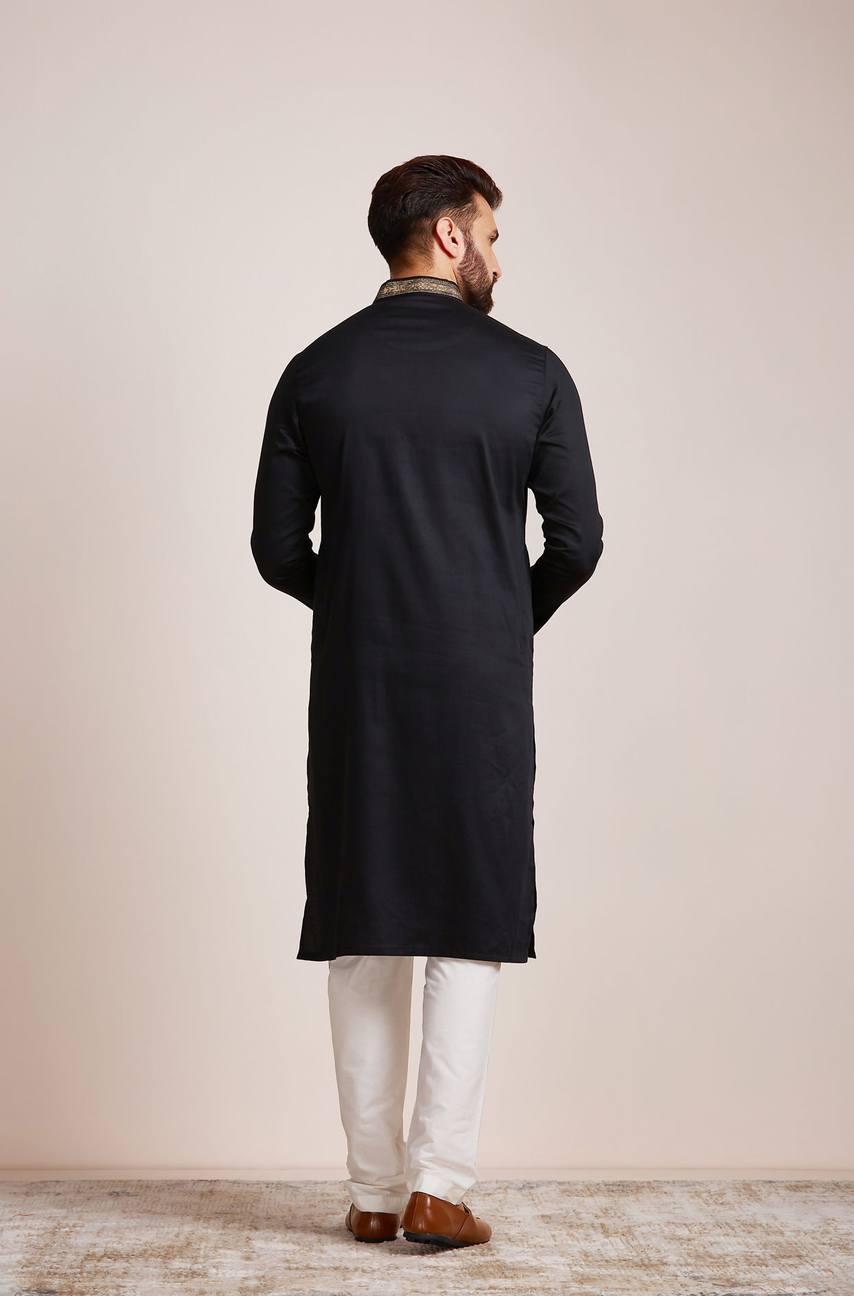 alt message - Manyavar Men Midnight Black Kurta Set image number 4