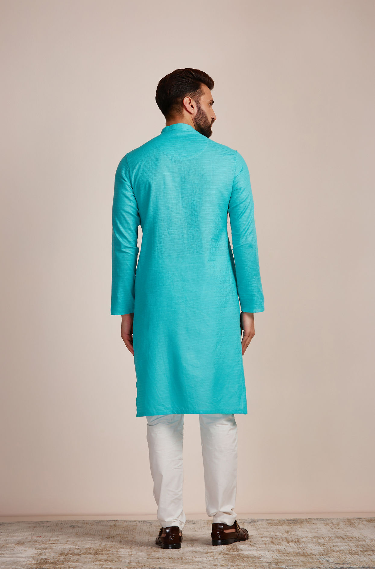 alt message - Manyavar Men Light Blue Plain Kurta Set image number 4