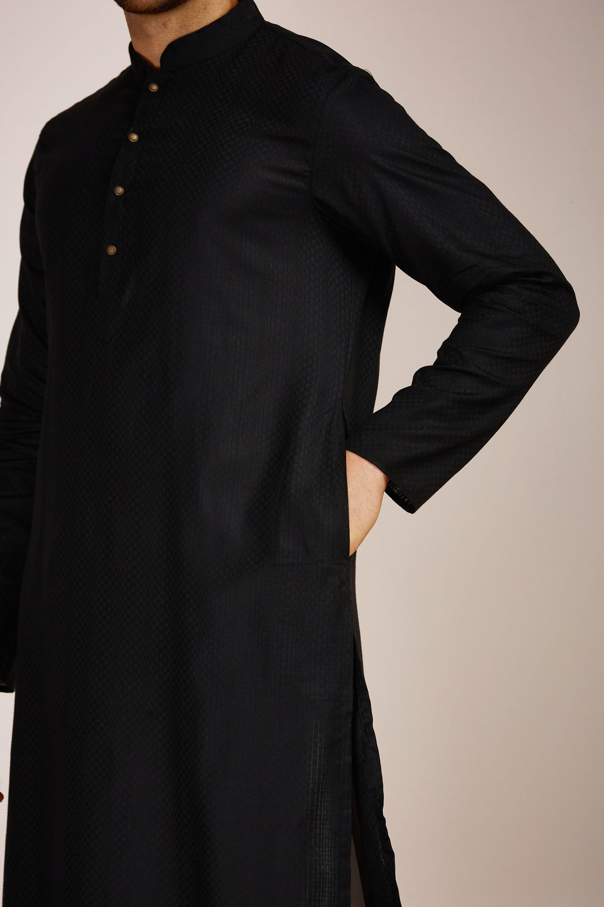 alt message - Manyavar Men Dusky Black Kurta Set image number 2