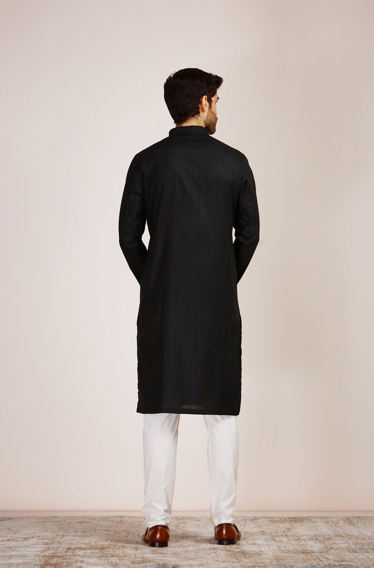 alt message - Manyavar Men Dusky Black Kurta Set image number 4