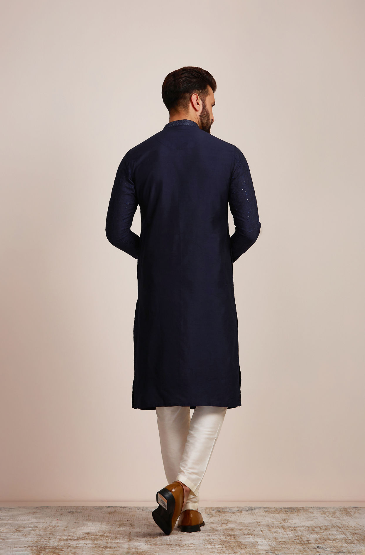 alt message - Manyavar Men Navy Blue Sequined Kurta Set image number 4