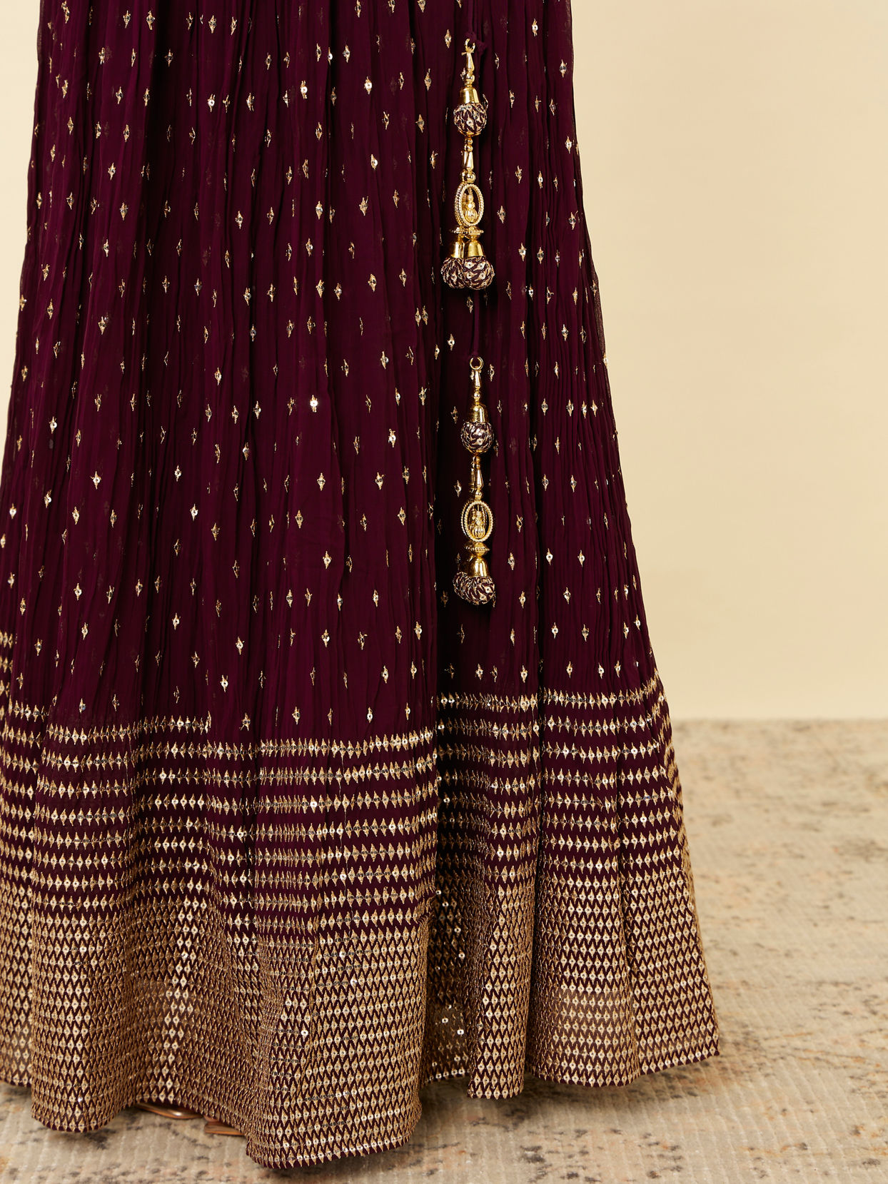 alt message - Mohey Women Wine Sequined Lehenga image number 2