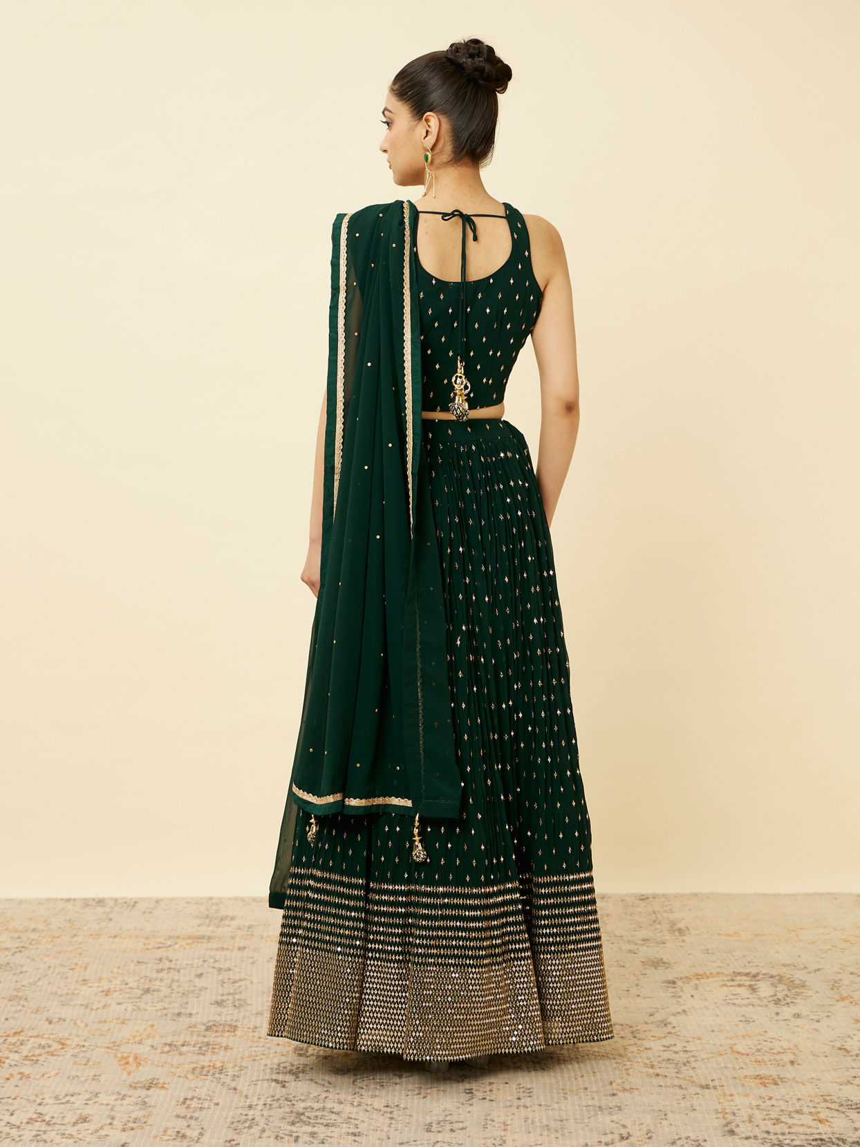 alt message - Mohey Women Forest Green Sequined Lehenga image number 4