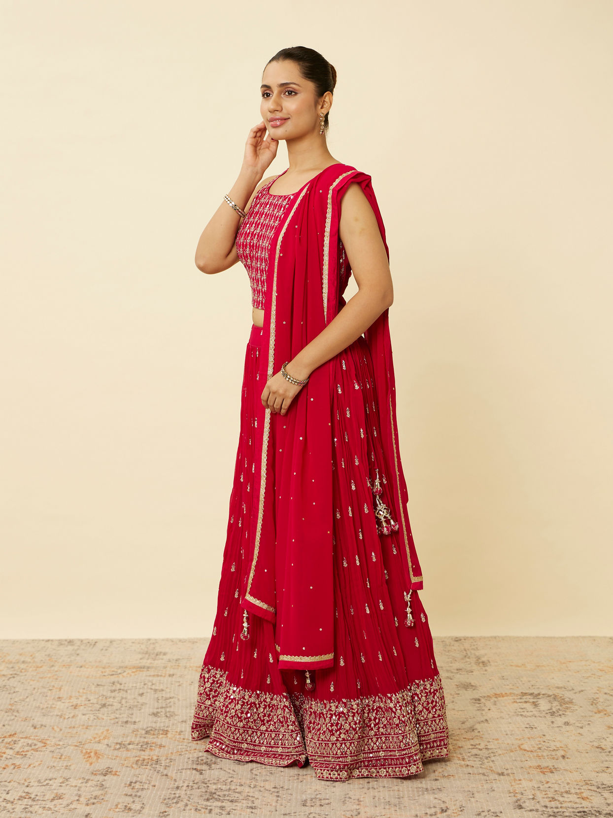 alt message - Mohey Women Coral Red Embroidered Lehenga image number 3