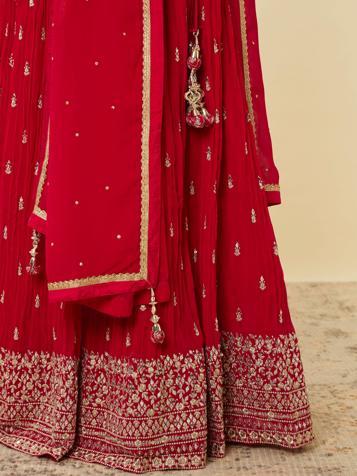 alt message - Mohey Women Coral Red Embroidered Lehenga image number 2