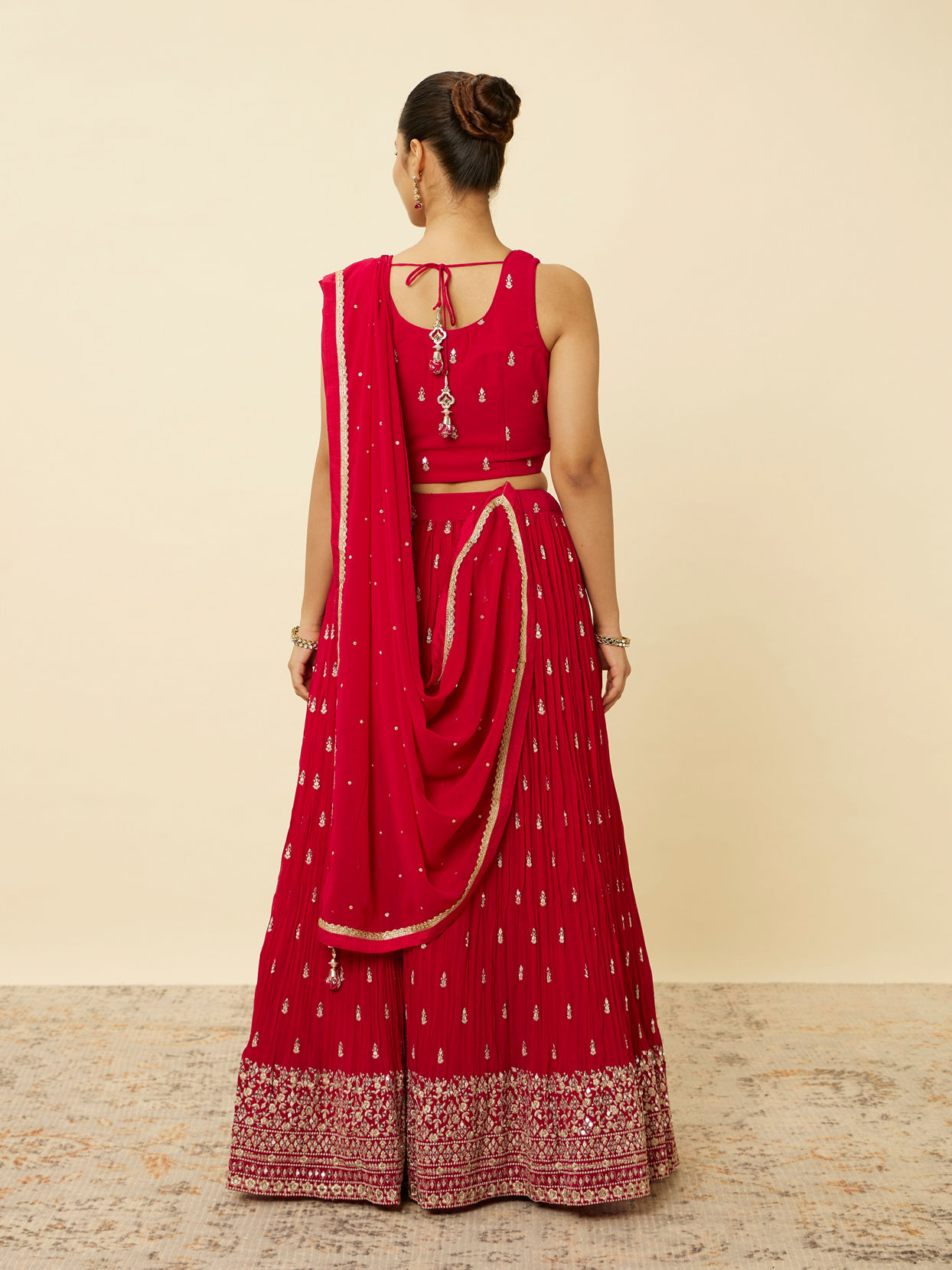 alt message - Mohey Women Coral Red Embroidered Lehenga image number 4